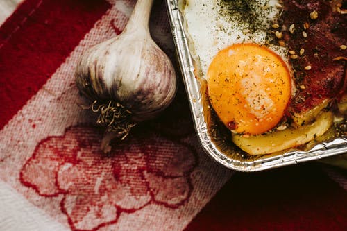 大蒜和蛋黄的特写摄影 · 免费素材图片