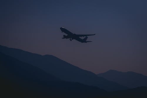 晚上飞机剪影 · 免费素材图片
