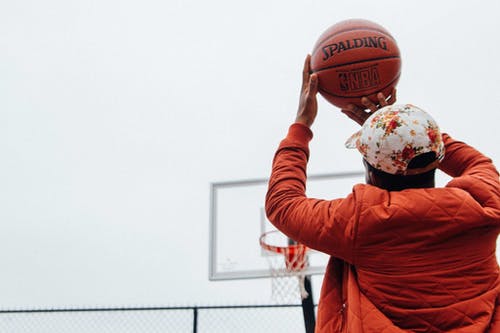 举行篮球的人 · 免费素材图片