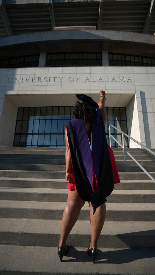 站在阿拉巴马大学前的女人 · 免费素材图片