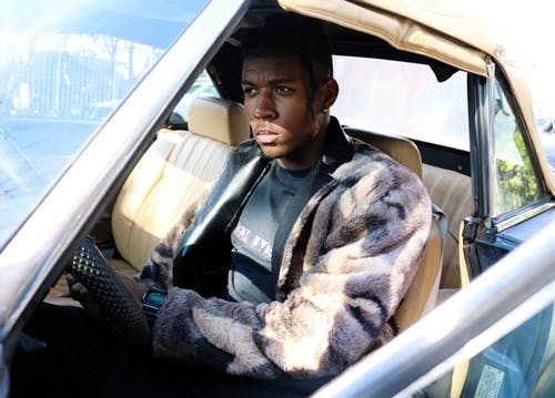 男子坐在车上 · 免费素材图片