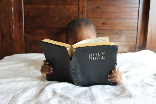 孩子读圣经的照片 · 免费素材图片