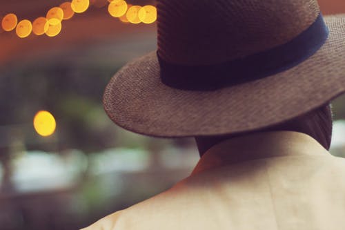 戴棕色帽子的人的浅焦点 · 免费素材图片