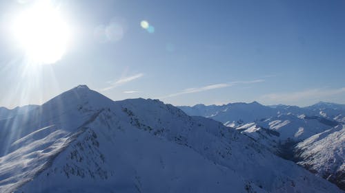 灰色和白色的天空下的雪盖的山 · 免费素材图片