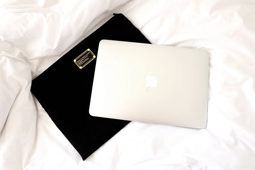 黑色保护套上的银色macbook · 免费素材图片