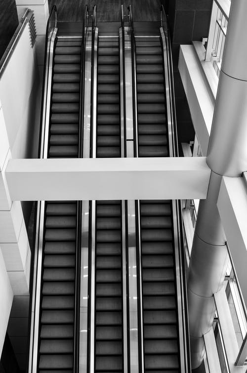 自动扶梯的灰度照片 · 免费素材图片