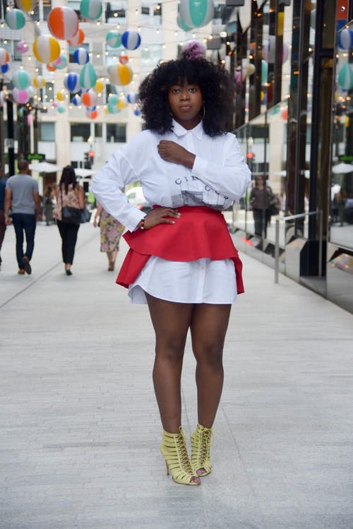 白色连衣裙照片中的女人 · 免费素材图片