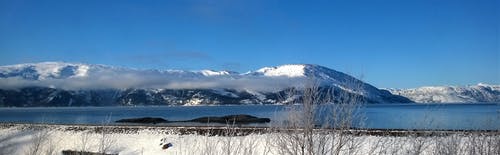 蓝蓝的天空下白雪覆盖的山 · 免费素材图片