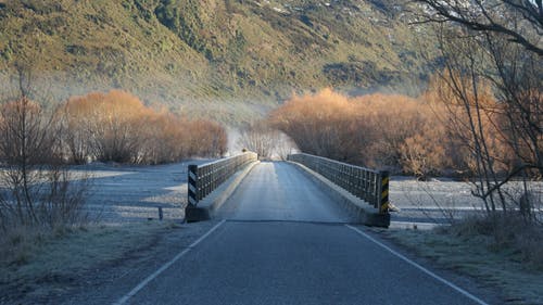 山景桥上的自由路 · 免费素材图片