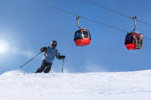 在雪原上的人骑滑雪 · 免费素材图片