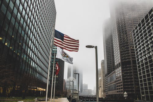 高层建筑在有雾的日子的照片 · 免费素材图片