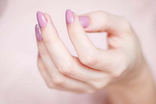 修指甲的人的手 · 免费素材图片