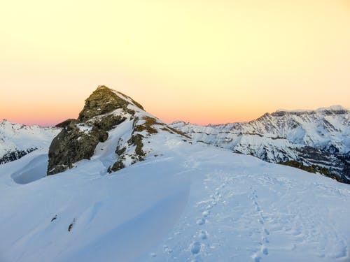 白雪覆盖的灰色山脉 · 免费素材图片
