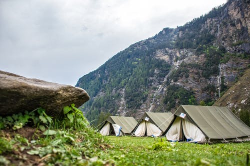 白色和棕色帐篷营地 · 免费素材图片