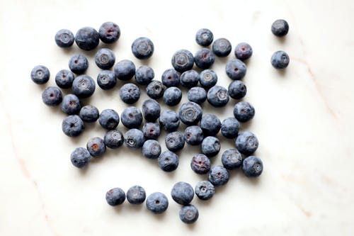 黑莓在白色表面上的照片 · 免费素材图片