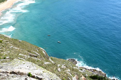 白船在海边水体上的航拍 · 免费素材图片