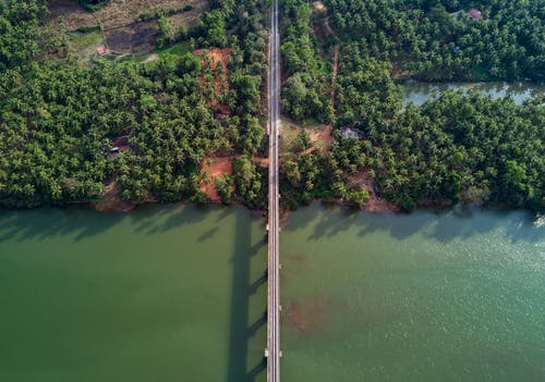 灰色的水上大桥的航拍 · 免费素材图片