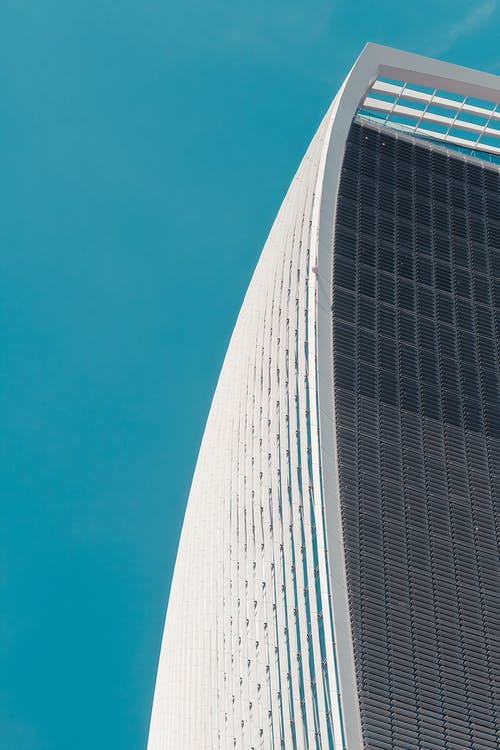 白色和灰色的多层建筑 · 免费素材图片