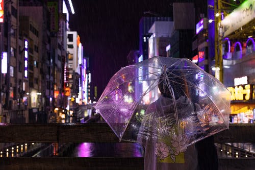 一个人拿着雨伞的照片 · 免费素材图片