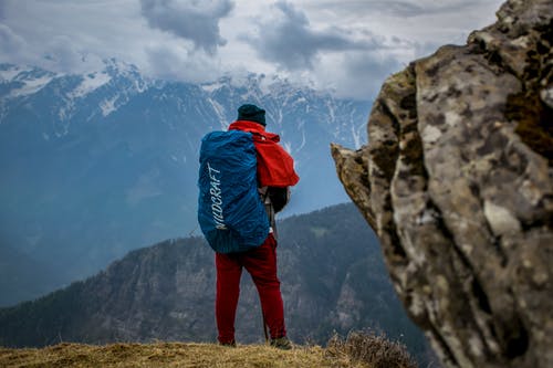 男人在悬崖上穿红裤子 · 免费素材图片