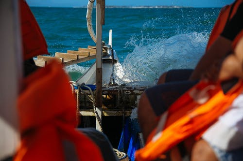 乘船穿救生衣的人 · 免费素材图片