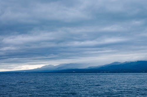 多云的天空下，整个水域的岛屿 · 免费素材图片