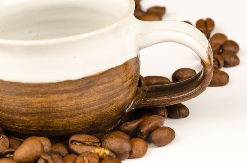 棕色坚果和棕色陶瓷茶杯 · 免费素材图片
