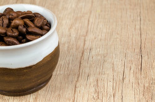 碗里的咖啡豆 · 免费素材图片