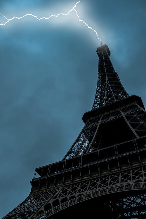 埃菲尔铁塔被闪电击中的低角度照片 · 免费素材图片
