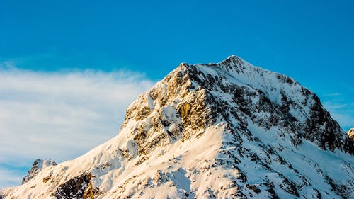 雪覆盖的山，在湛蓝的天空下 · 免费素材图片