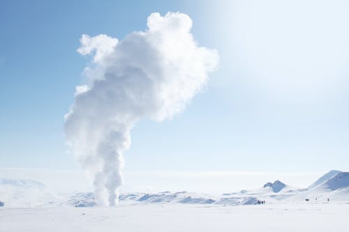 积雪覆盖的田野冒出浓烟 · 免费素材图片