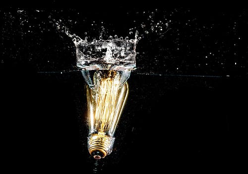 灯泡在水面上的摄影 · 免费素材图片