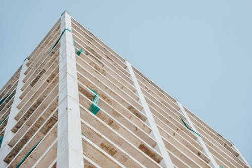 米色混凝土建筑的低角度摄影 · 免费素材图片