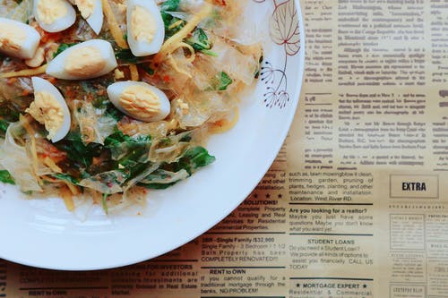 白色陶瓷盘子 · 免费素材图片