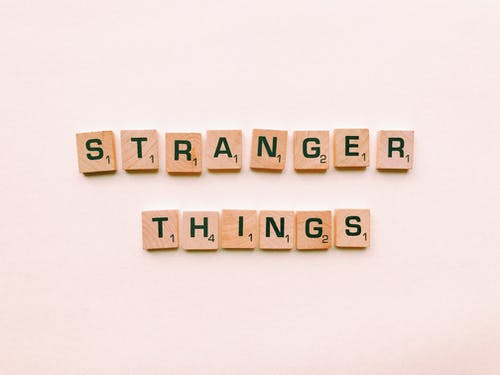 陌生人事物字母瓷砖 · 免费素材图片