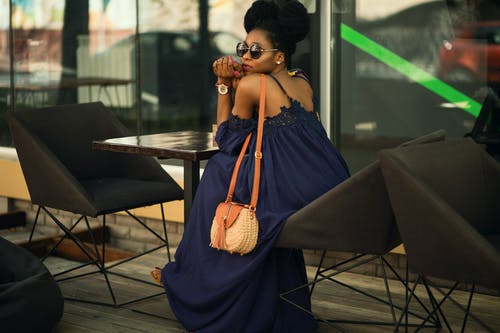女人穿着蓝色意大利面条皮带连衣裙 · 免费素材图片