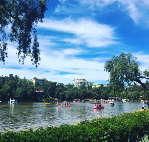 人们骑着小船在泻湖上 · 免费素材图片