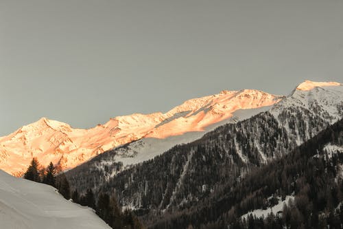 太阳照耀的雪山 · 免费素材图片