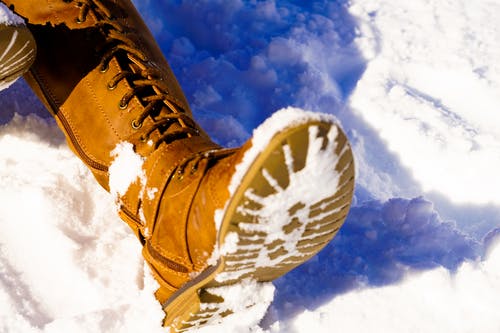 人的左脚在雪地上 · 免费素材图片