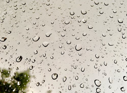 玻璃窗上的雨滴 · 免费素材图片