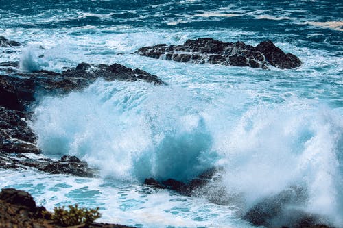 海浪与岩石 · 免费素材图片
