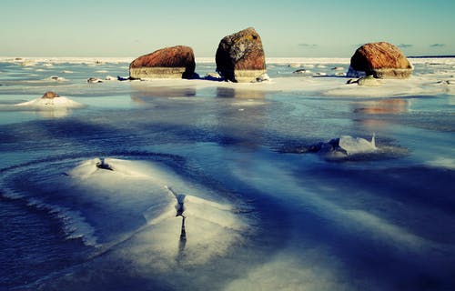 冰水中的三个巨石 · 免费素材图片