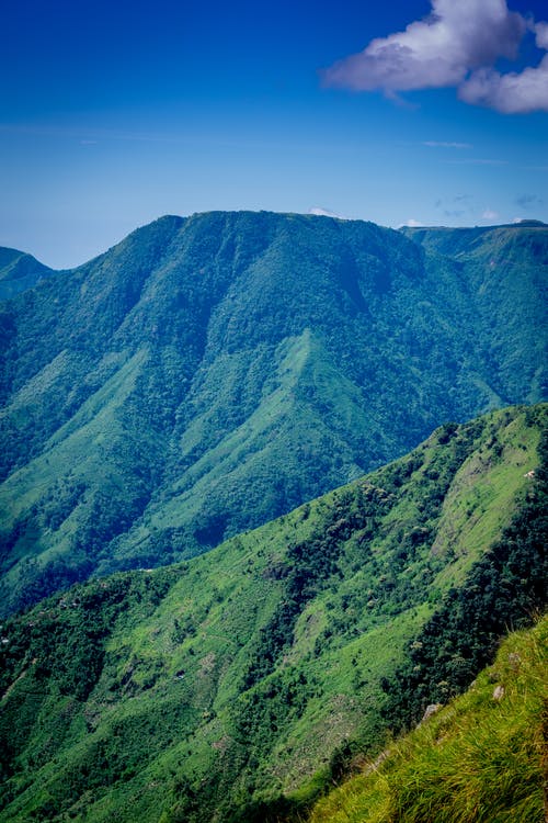 绿树环绕的山的风景照片 · 免费素材图片