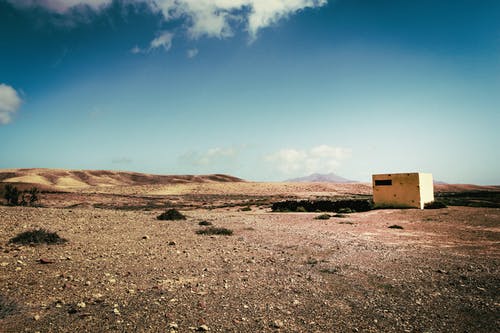 沙漠上的白色混凝土建筑 · 免费素材图片