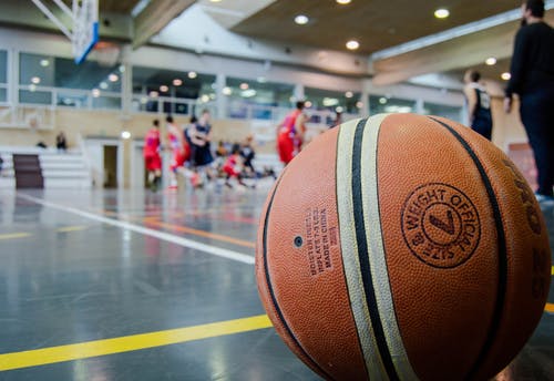 灰色地板上的棕色篮球 · 免费素材图片