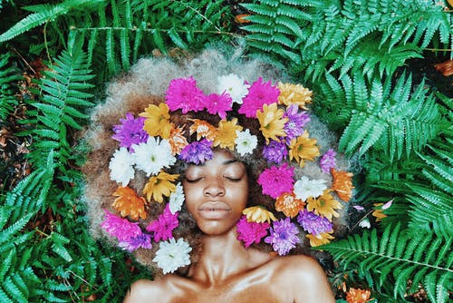 躺在绿叶植物上的花头饰的女人 · 免费素材图片