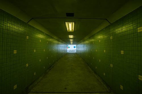 绿色瓷砖的走廊 · 免费素材图片