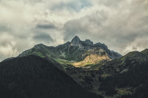 白天的绿色和棕色山 · 免费素材图片