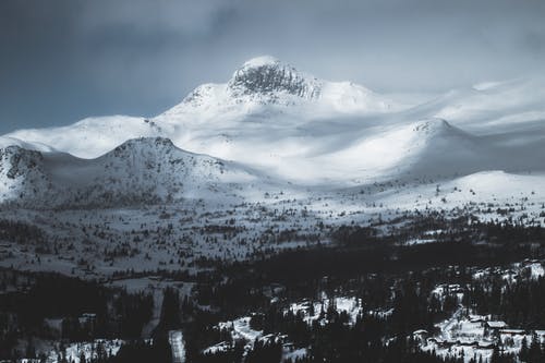 在灰色的天空下白雪覆盖的山 · 免费素材图片