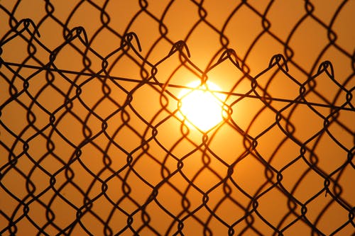太阳在旋风栅栏上 · 免费素材图片